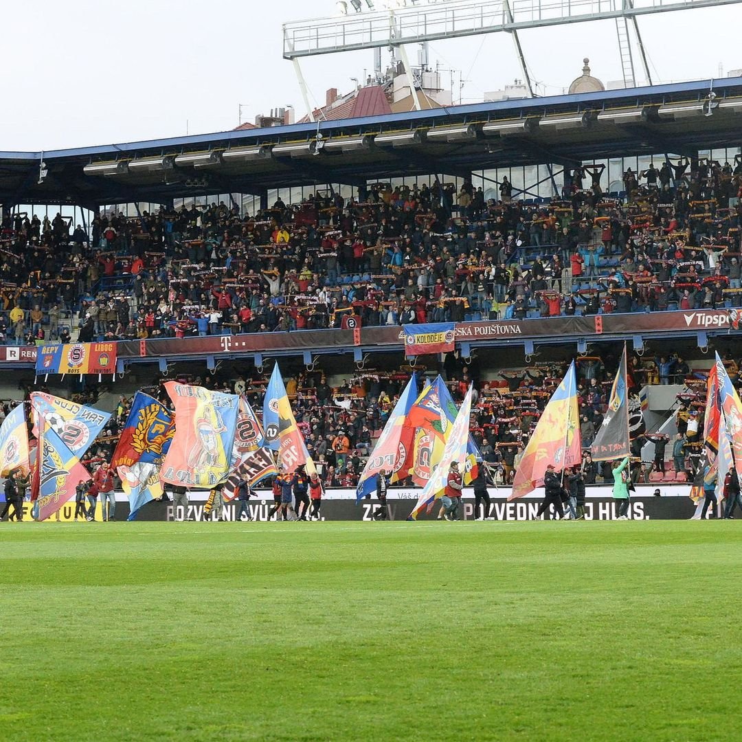 Výhra 2:1, slušný fotbal, zaplněná Letná, dobrá atmosféra, emoce, klobásky, pivko....sobotní večer se docela povedl ?⚽️?????? Díky všem, co včera dorazili Spartu podpořit na Letnou. A v sobotu startujeme do Teplic, koukejte si ten fotbal prosadit! ? Celou velkou kompletní fotogalerii ze včerejšího zápasu Sparty s Baníkem si můžete prohlédnout na našem webu spartaforever.cz #acsparta #spartaforever #fortunaliga #SPAban #spartatempo